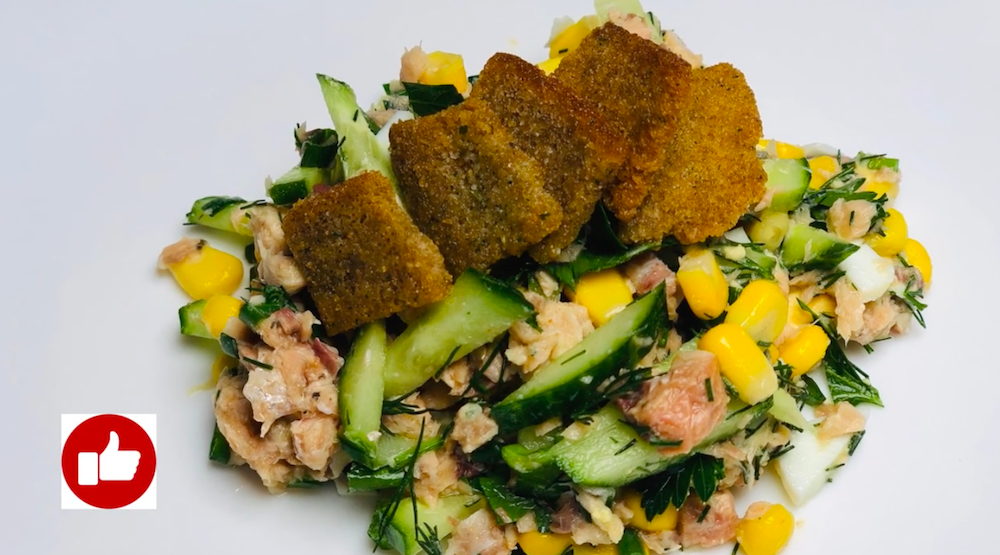 Рецепты - Салат с горбушей и сухариками