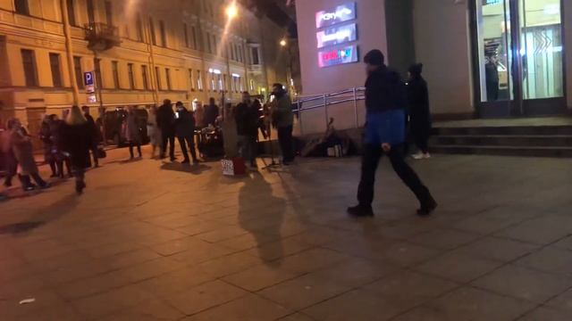 Уличный музыкант около метро Адмиралтейская СПб смотреть онлайн