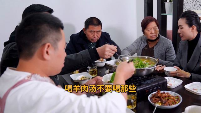 【超小厨】5斤羊排5斤萝卜，做“羊排汤锅”招待爸妈，配上红油折耳根，大蒜干杯小小厨干爹辣哭了！