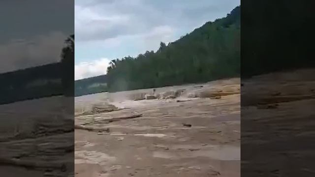 Река Белая ушла под землю в Краснодарском крае. В МЧС говорят, что это обычное явление для этой ме смотреть онлайн