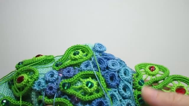 Пришила вязаные крючком элементы к основе сумки "Рыбка" и обшиваю колечками из жгута смотреть онлайн