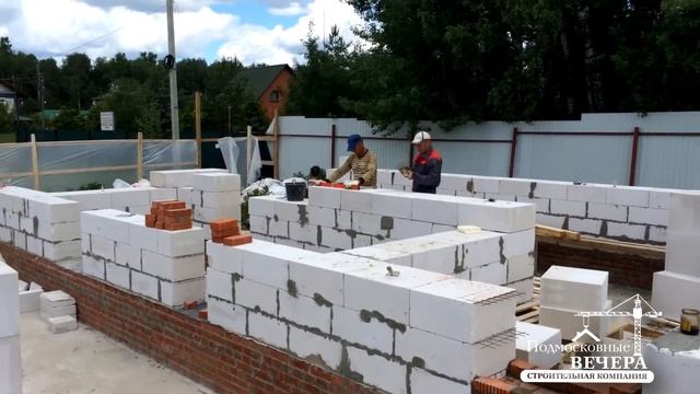 Строительство стен из газобетонных блоков коттеджа в поселке 