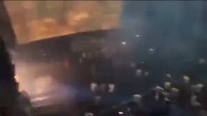 В Индии фанаты запустили мощный фейерверк в кинотеатре