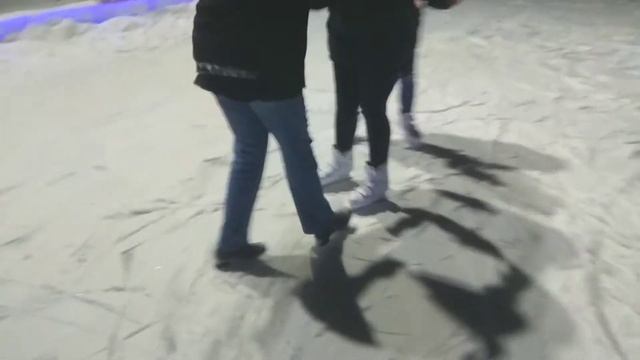 учу катю кататься на коньках пока на катке играют очень депрессивные песни смотреть онлайн