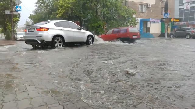 В Херсоне Потемкинская превратилась в реку (замедленная съемка) смотреть онлайн