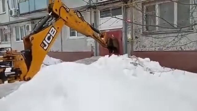 козырек подъезда обрушился в Балаково смотреть онлайн