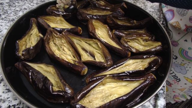 KARNIYARIK ÖYLE OLMAZ BÖYLE OLUR ! | BAHÇEDEN SOFRAYA GERÇEK KARNIYARIK TARİFİ смотреть онлайн