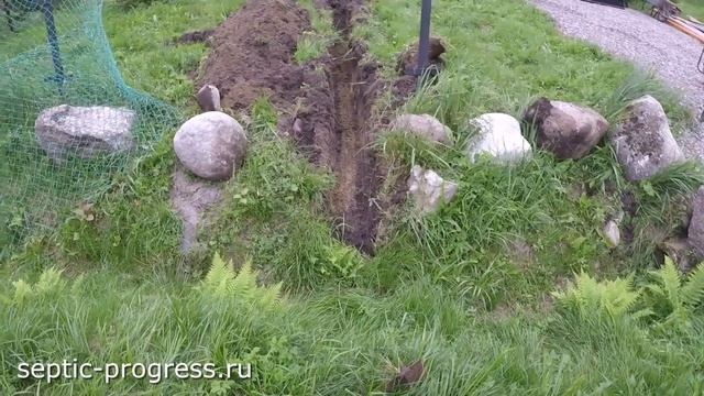 Устанавливаем Септик Евролос 3 мини экскаватором смотреть онлайн