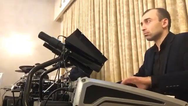 Armenian keyboard - Korg MS2000R Midi to Roland X6 смотреть онлайн