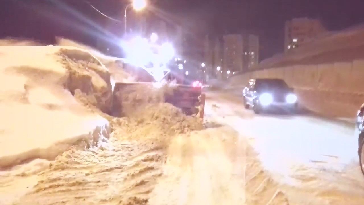 Грейдеры срезают наледь с дорог Уфы смотреть онлайн