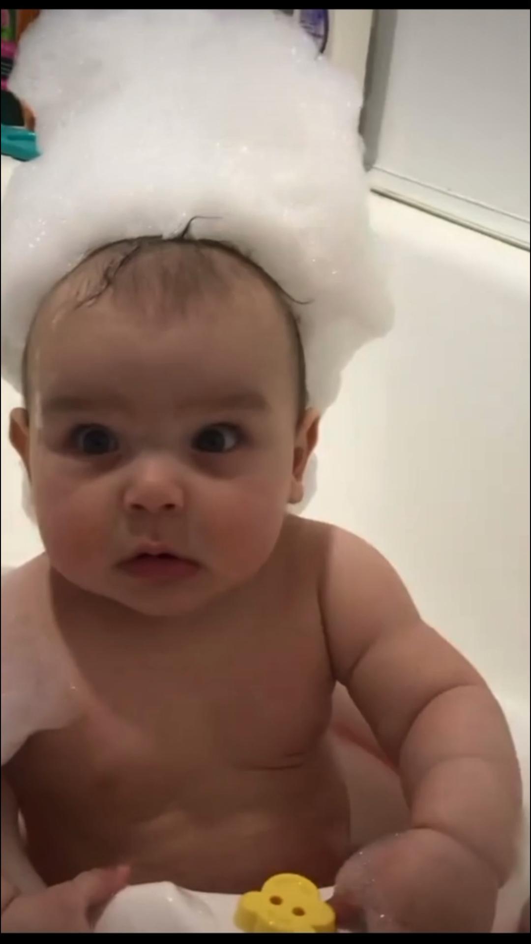 Малыш играет в ванной.mov смотреть онлайн