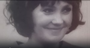 Популярнейшая песня советских времен. Стоят девчонки