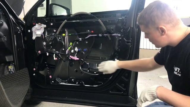 Сравниваем Chery Tiggo 8 и Lexus UX в процессе шумоизоляции смотреть онлайн