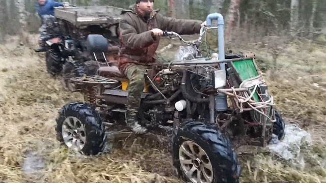 Самодельный трактор и квадроцикл на бездорожье в болоте, кто лучше едет? смотреть онлайн