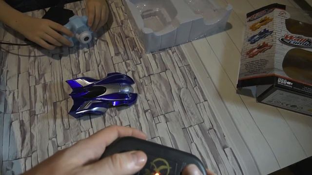 Машинка липучка. Мини обзор машины на радиоуправлении которая ездит по стенам и почти везде. смотреть онлайн