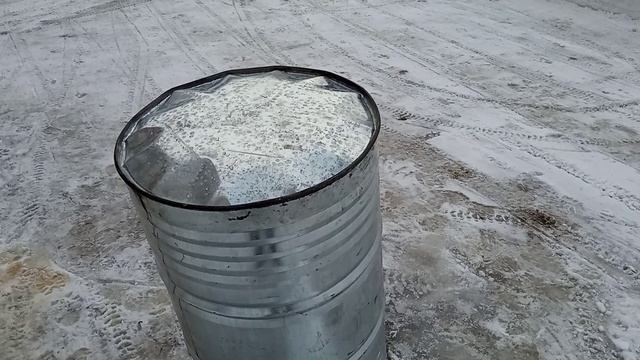 Как вынуть лед из замерзшей бочки с водой. смотреть онлайн