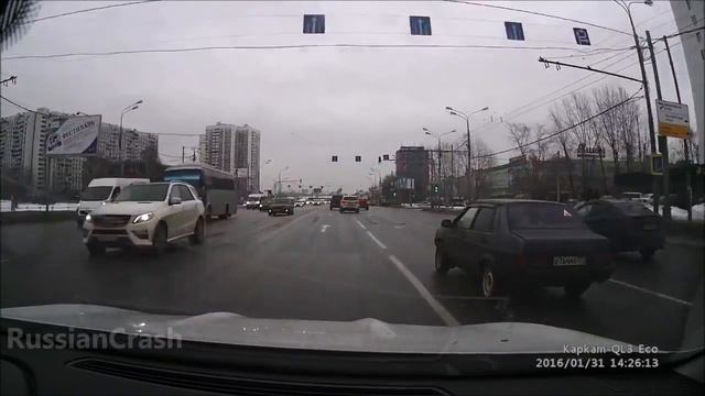 Водитель такси подрезал скорую помощь и полез в драку смотреть онлайн