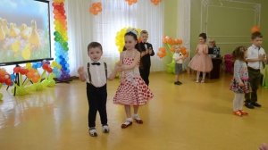 Поздравление от малышей на выпускном бале в детском саду