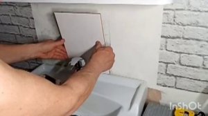 Клеим плитку на пену