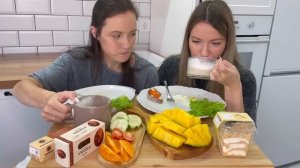 МУКБАНГ  ЗАВТРАК ЯИЧНИЦА БУТЕРБРОДЫ С ИКРОЙ РЫБОЙ НАПОЛЕОН МАНГО КОФЕ MUKBANG BREAKFAST