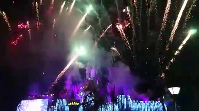 Салют в Диснейленде города Шеньян смотреть онлайн