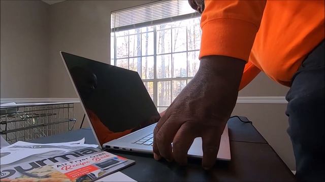 Unboxing my new $1,382 HP 17 inch laptop that I can't screenshot anymore смотреть онлайн
