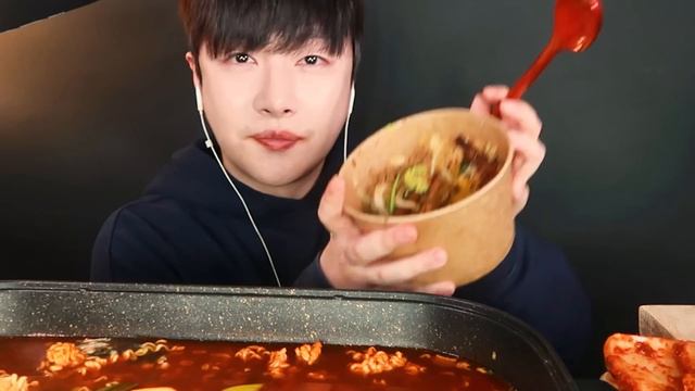 SUB)꼬들꼬들 맵칼한 열라면 먹방🔥(ft. 김장김치) Spicy ramen noodles & Kimchi Mukbang asmr X + 대창덮밥 리얼사운드 смотреть онлайн