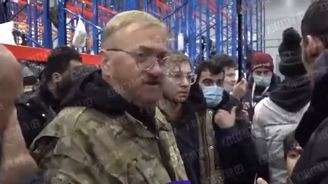 Депутат Виталий Милонов посетил белорусский центр, где были размещены беженцы. смотреть онлайн