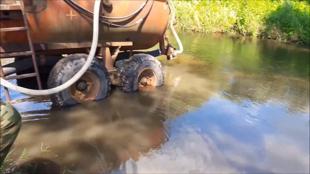 Битва за урожай 2016, испытание бочки МЖТ-6 трактром John Deere 8200 на реке красная (раминте) смотреть онлайн