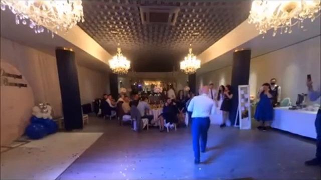 Парень поймал подвязку невесты на свадьбе, и сразу сделал предложение руки и сердца своей избранниц смотреть онлайн