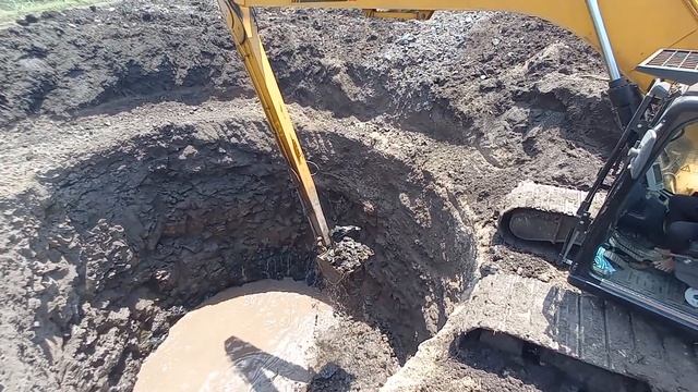 40ft Long Boom SANY Excavator Amazing Well Digging Into Water