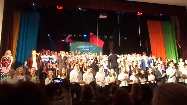 "Подари улыбку миру" - Финальный хор школы №2 смотреть онлайн