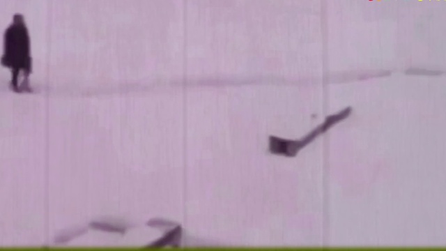 Ржач. Мужик прикололся, прочистил тропинки в снегу. смотреть онлайн