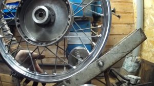 Прокатка вмятин обода спицованного колеса мотоцикла в самодельном приспособлении