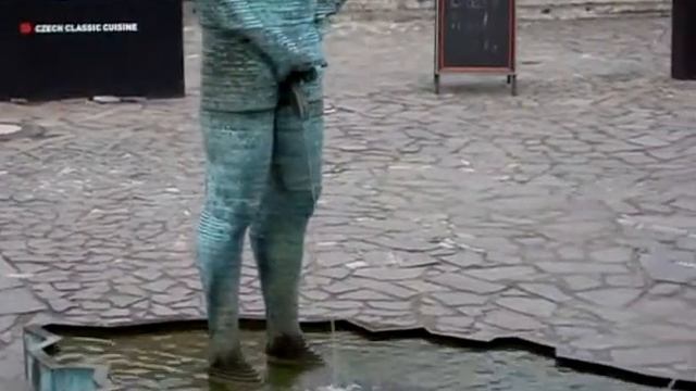 Писающие давно уже не мальчики в Праге смотреть онлайн