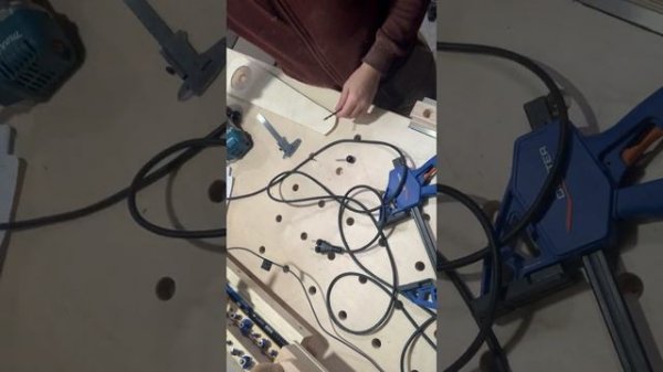 Самый простой фрезерный циркуль своими руками/ The Simpliest Circle Cutting Jig For Trim Router