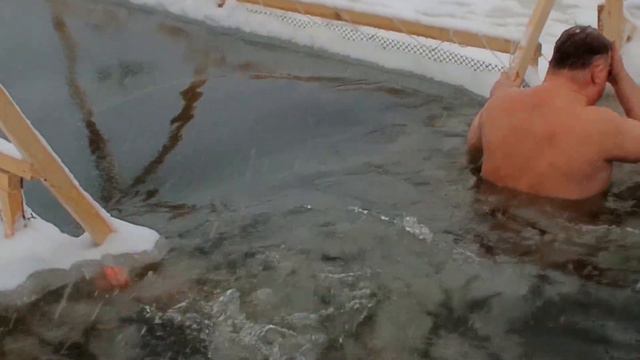 Купание в проруби смотреть онлайн