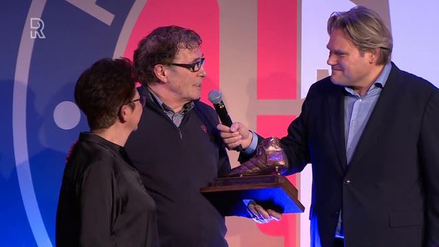 Willem van Hanegem overhandigt 'Moeder van Varkenoord' de trofee смотреть онлайн