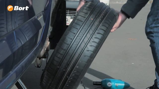 Как быстро поменять колесо с помощью гайковерта смотреть онлайн