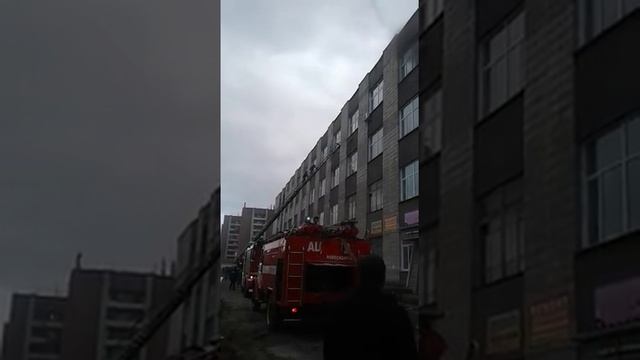 Люди спускаются с четвёртого этажа загоревшегося здания на Затулинке смотреть онлайн