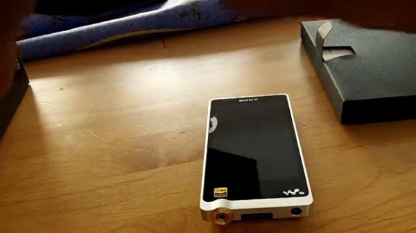 Sony NWZ-ZX1 unboxing