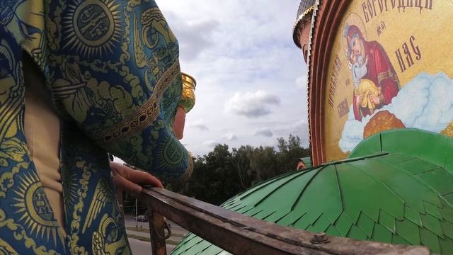 Освящение Почаевской иконы Божией Матери на фасаде Троицкого храма смотреть онлайн
