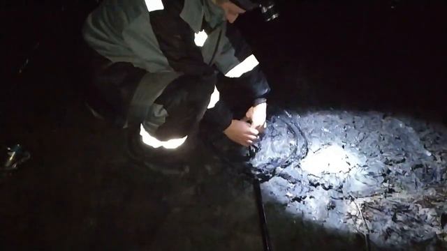 ФИДЕРНАЯ РЫБАЛКА ОСЕНЬЮ. НОЧНАЯ ЛОВЛЯ ЛЕЩА. РЕЗКОЕ ПОХОЛОДАНИЕ. РАКИ АТАКУЮТ. смотреть онлайн