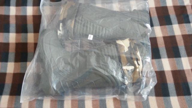 На байковой поверхности лежит сегодняшняя покупка - боты резиновые в целлофане смотреть онлайн