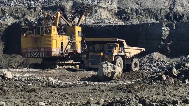 Погрузка белаза 75131 экскаватором ЭКГ 10 смотреть онлайн