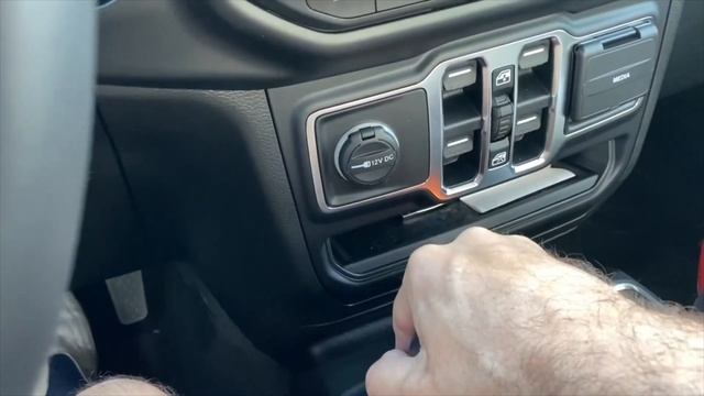 This is How You Shift A Jeep Gladiator To Four Wheel Drive смотреть онлайн
