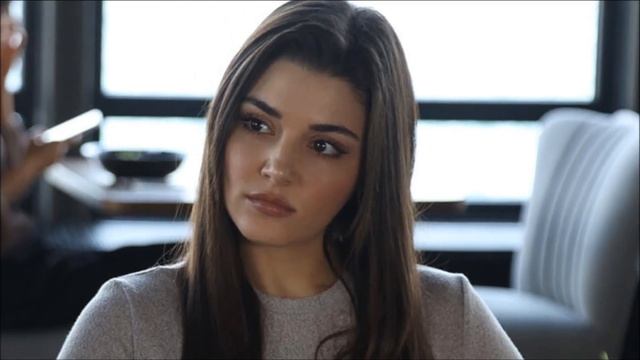 Hande Erçel estaba muy feliz con un regalo muy caro que recibió de Hakan Sabancı. смотреть онлайн