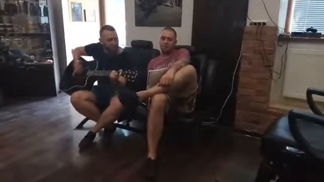 Круто играют в барбершопе на гитаре!!! смотреть онлайн