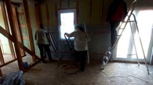 Монтируем пароизоляцию на стены в каркасном доме