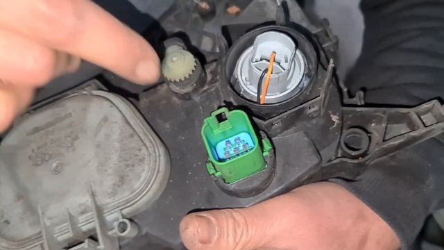 how to remove headlight | replace main dipped bulb on Ford fiesta mk4 #positionlamp смотреть онлайн